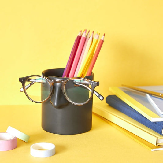Portalápices blanco o negro con espacio para gafas / lentes